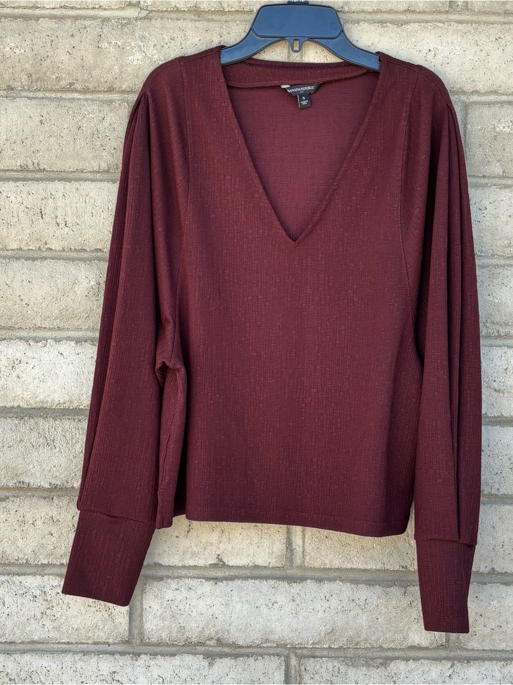 Women's Banana Republic Burgundy Ribbed V-Neck Top Size Small